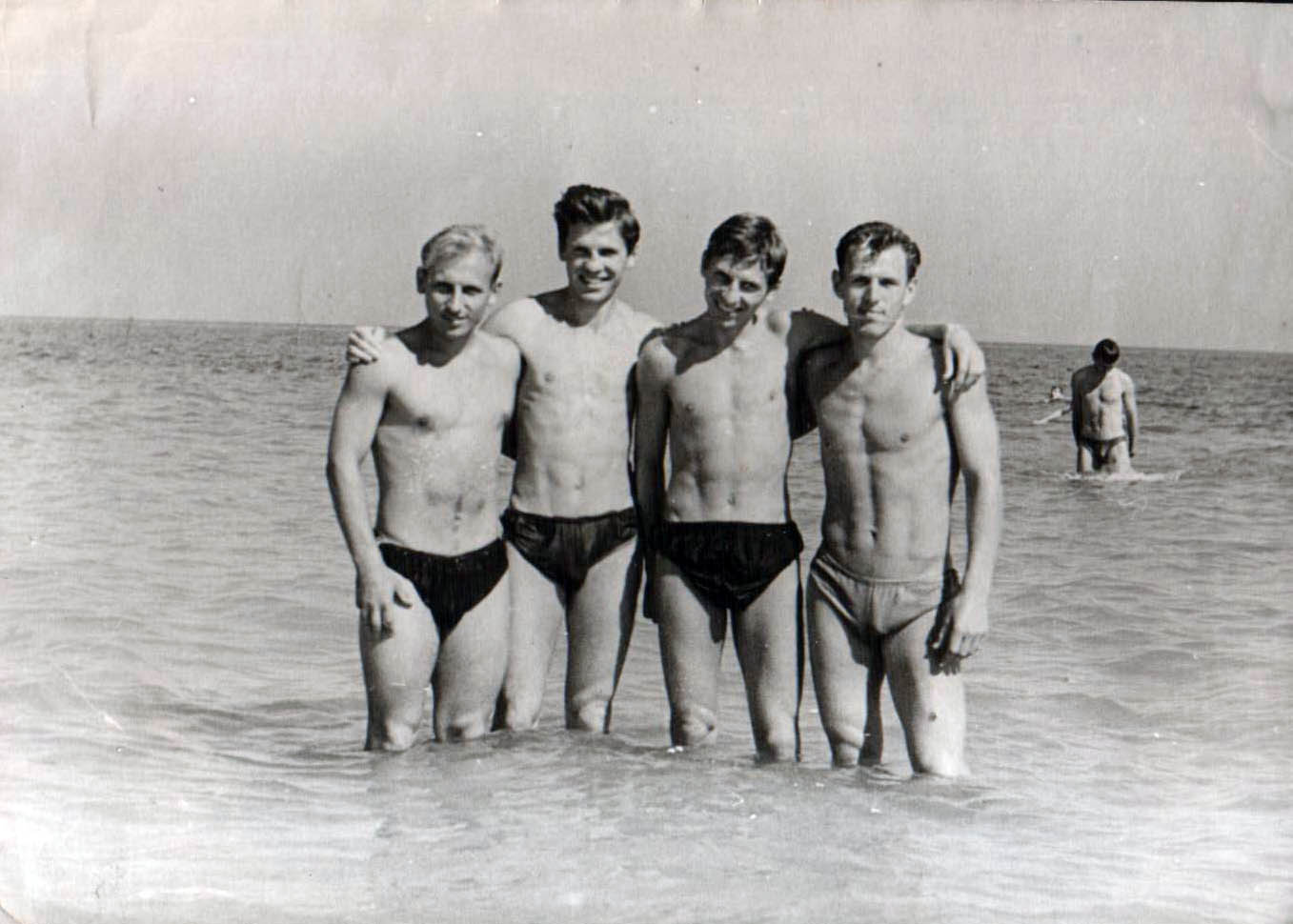 Советские парни на пляже